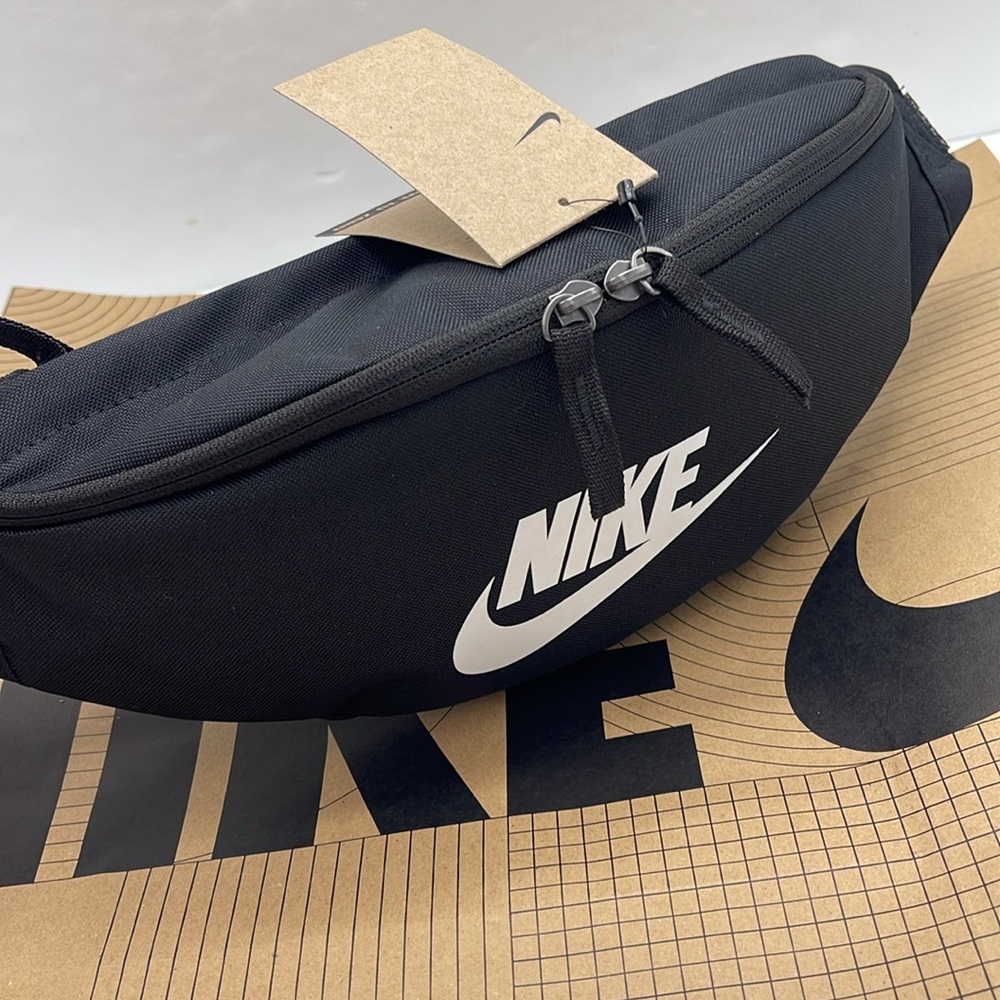 Nike Black White Belt Bag Nike Heritage Waistpack (3L) & Fanny Pack
Black
NWT - Picture 2 of 16